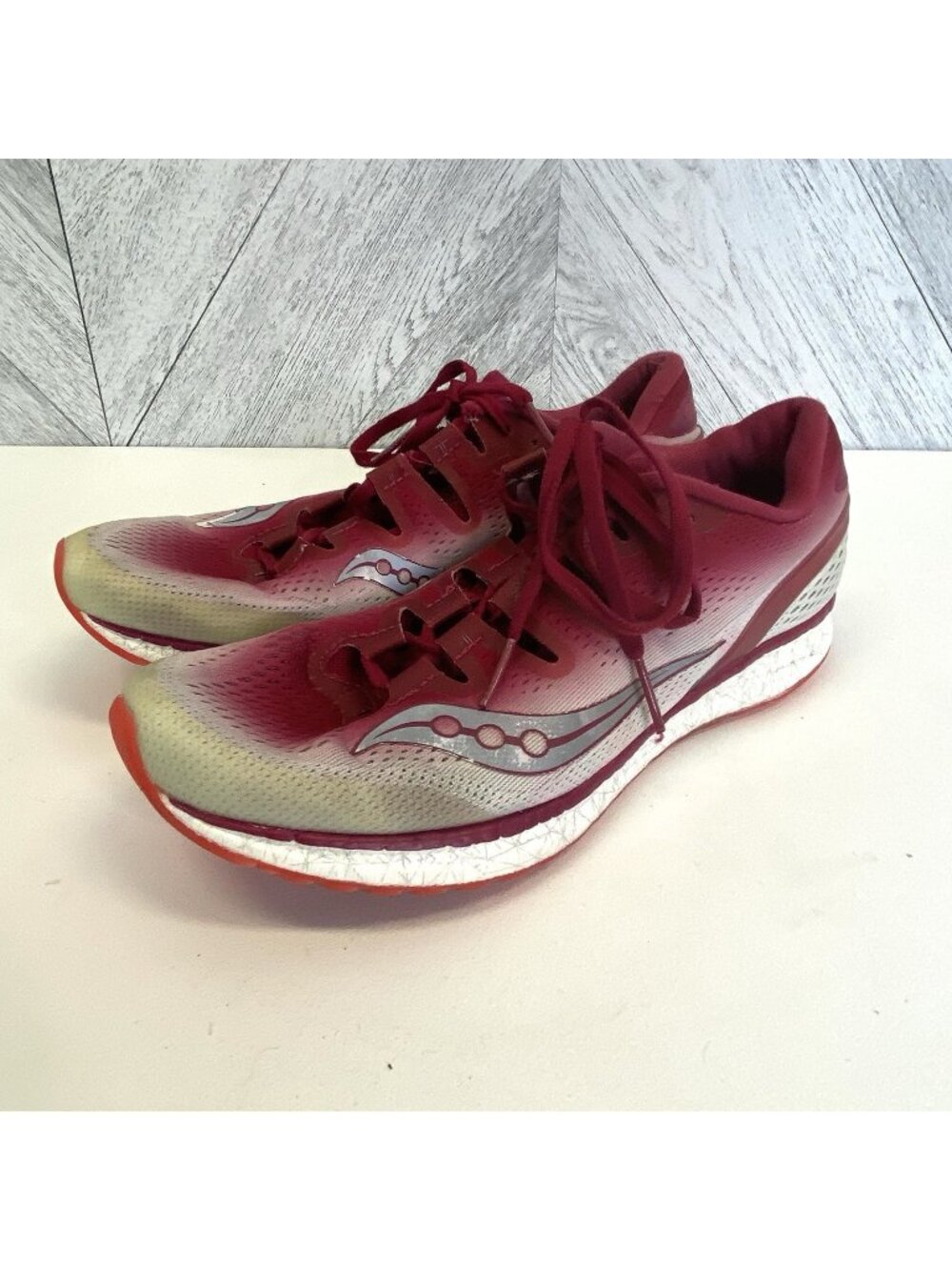 Saucony kinvara 8 Running Shoes Womens Size 8.5 Berry White S10356-5 Sneakers